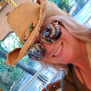 Meet your Posher, Caroline